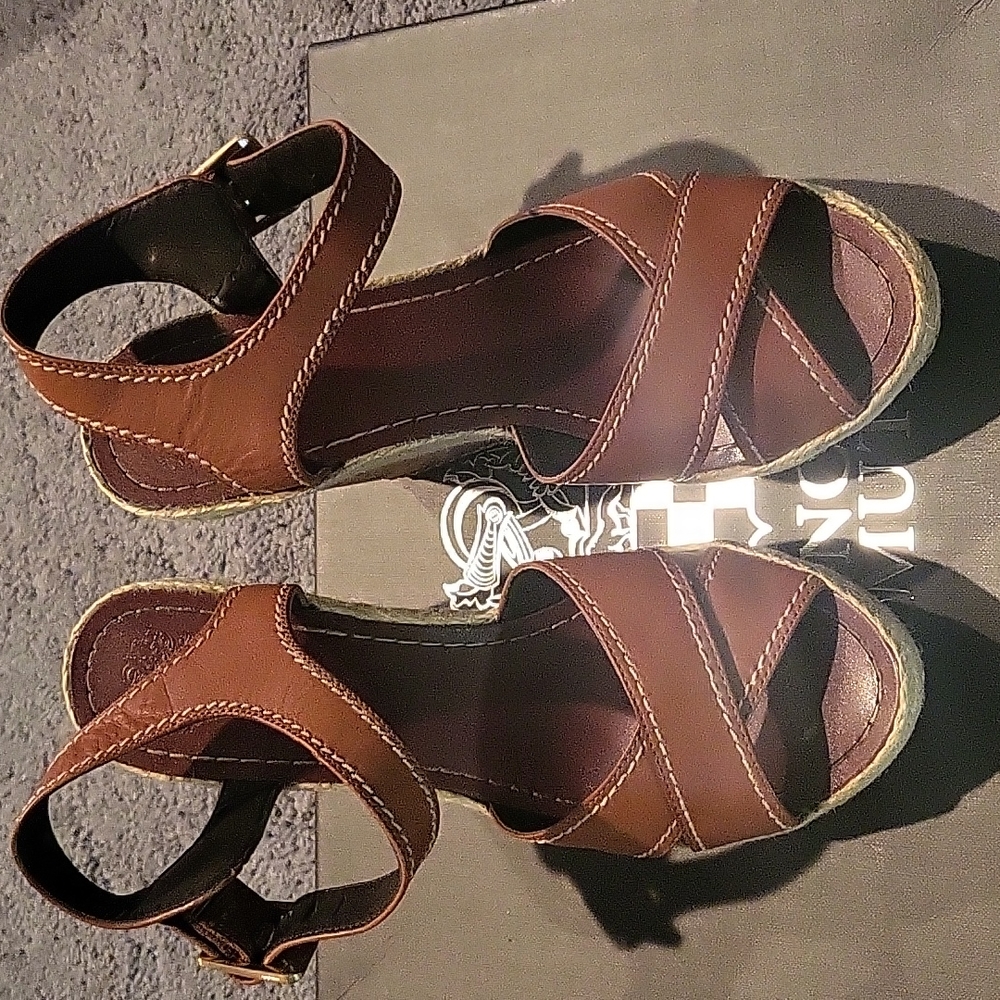 Vince Camuto, size 7.5 Carmel Leather Wedges